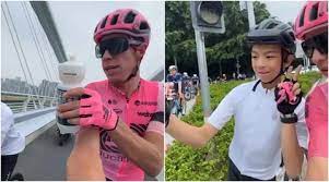 You speak 'urraeño'?": divertido diálogo de Rigo con niño chino que le pidió la caramañola | Noticias RCN