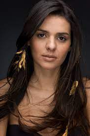 Não falei contigo / com medo que os montes e vales em que me achas / caissem a teus pés / acredito e entendo / que a estabilidade lógica / de quem não quer explodir / faça bem ao Tiago Bettencourt Lusopatia