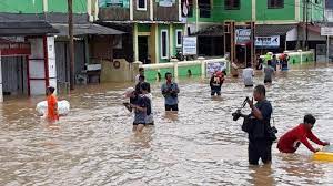 Warga di 5 desa itu masih terisolir dan untuk wilayah utara manggarai ini memang dari dulu dikenal rawan longsor dan banjir saat curah. Satu Mobil Dan Dua Sepeda Motor Terbawa Banjir Kali Waebobo Manggarai Timur Tribunnews Com Mobile