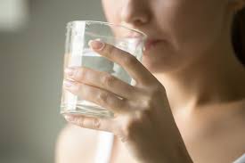 Minum air putih memang baik untuk kesehatan tubuhmu. Waktu Waktu Wajib Minum Air Putih