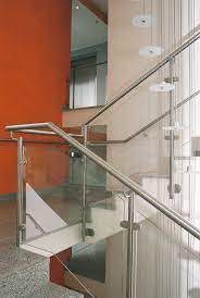 Wir produzieren schlichte edelstahlgeländer oder glasgeländer genauso wie kombinierte geländer. Treppengelander Edelstahl Mit Glas Treppengelander Treppe Glasgelander Treppe Haus