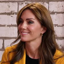 I'm sure I'm not the only one who swooned over Emma D'Arcy's $15,000  diamond arrow earring at the HOD premiere. Got my knockoff from Imber in  the mail today. Edit: $17,400 Boucheron