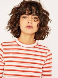 La Frange Bouclee Coupe De Cheveux Coiffure Cheveux Boucles Cheveux