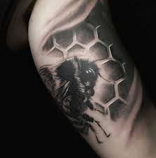 3d Realistic Bee Honeycomb Tattoo Gercekci Realistik Ari Bal Petegi Dovmesi By Bora Mesut Palas Istanbul Tr Tatu Oboi Fony