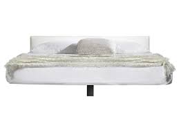 Letto imbottito tondo caratterizzato da un'ampio e confortevole giroletto che lo rende un elemento di design e comodità. Fluttua Letto By Lago Design Daniele Lago
