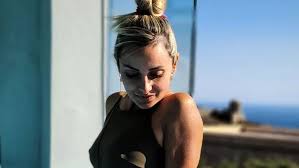 Το πρώτο βίντεο μετά τις φήμες ότι διανύει τον έκτο μήνα της εγκυμοσύνης της ανήρτησε στον προσωπικό της λογαριασμό στο instagram. H Basilikh Milloysh Forese To Pio 8hlyko Magio Gia Celebrities Eidhseis