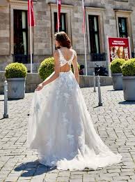 Das hochzeitskleid und die braut. Brautkleid 30430 Weddix