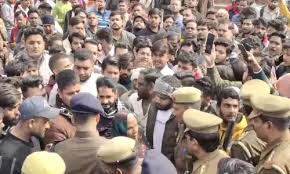 अधिवक्ताओं और लोगों के बीच जमकर चले लात घुसे | advocates viral video |  Aligarh Court | Aligarh News | | Aligarh News: अधिवक्ताओं और लोगों के बीच  जमकर चले लात घुसें,