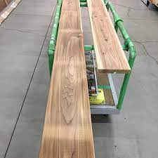 厚さ30mm幅200mmの杉板でリビングテーブルの天板を作ります 購入はコメリでカフェ板といあ名前で売られていました 今回は赤身も白太も入ってるものを選んで色合いを出そうと思います diy diycrafts リビングテーブル リビングテーブ リビング テーブル diy