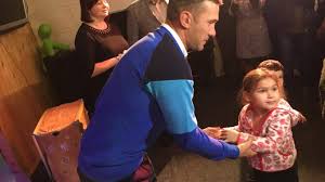 Андрей шевченко известен как футболист из восточной отец андрея был военным, а мама работала медсестрой. Shevchenko Oschastlivil Detej V Reabilitacionnom Centre V Odesse Futbol 24