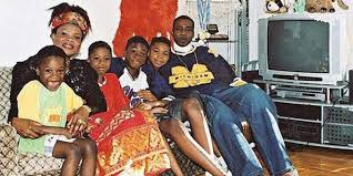 Ο γιάννης αντετοκούνμπο, μαζί με τον αδερφό του θανάση, παρακολούθησαν την αναμέτρηση του ικάρου καλλιθέας με τον φιλαθλητικό. Ayth Einai H Polymelhs Oikogeneia Toy Giannh Antetokoynmpo Apo Ta Sepolia Sto Nba Eikones Spor Iefimerida Gr