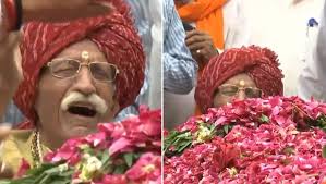 Mahashay dharampal was honoured with. Mdh Owner Mahashay Dharampal Gulati Gets Emotional And Breaks Down While Paying Tribute To Sushma Swaraj Watch Video Latestly