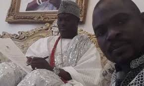 Nigba ti ọga mi ti dide lọ la toosti ọrẹ rin, ẹ jẹ ki emi naa ti mo jẹ mọnija ki mo mọ nipa. Comic Actor Baba Ijesha Visits Ooni Of Ife For Financial Benefits