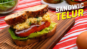 Angkat, taburi daun bawang dan boncabe, sajikan. Hasilkan Sandwich Telur Special Ini Dengan 7 Bahan Saja Dalam Masa Yang Singkat