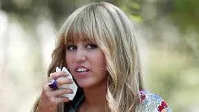 Nečekané slzy Miley Cyrus dojmou i vás. Je nejmladší Disney legendou!  Zavzpomínala na svůj životní příběh