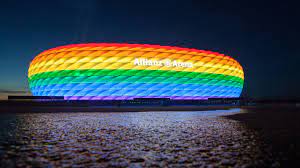 Beleuchtung allianz arena dachbeleuchtung in der allianz arena zudem schmiegt sich die neue effektvolle beleuchtung der zumtobel group im kraterartigen innenbereich der category allianz arena. Mia San Bunt Allianz Arena In Regenbogenfarben