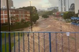 Grupo enfrenta enxurrada e salva mulheres de carro arrastado em Bauru (SP)