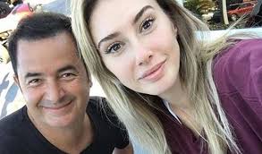 Acun ilıcalı ile senelerce birlikte olan ve evlendikten 15 ay sonra tek celsede boşanan şeyma subaşı, kızı melisa'yı babasına bırakarak yurt dışında yaşayan sevgilisi guido senia'nın yanına gitti. Seyma Subasi Acun Ilicali Yi Cagatay Ulusoy La Aldatti Mi