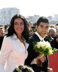 Y lo ha hecho en la mejor compañía, su madre, posando para una campaña publicitaria de la marca de joyeria asturiana style aristos. A Blanca Romero Ex De Cayetano Rivera E Hija De Torero No Le Gustan Los Toros No Soy Taurina Informalia Es