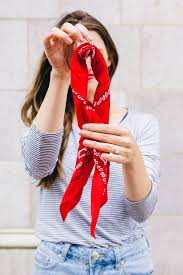 À l'envers, coudre les bases des triangles ensemble (valeurs de couture de 1 cm). How To Tie A Bandana Like A French Girl