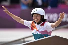 東京オリンピックは26日、新競技スケートボードの女子ストリート決勝があり、西矢椛（13）がこの種目で最初の金メダルを獲得した。 中山楓奈（16）も銅メダルを勝ち取った。 西矢の13歳でのメダル獲得は、 日本の最年少記録 。 B2llri Mzb Phm