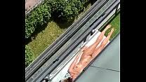XXX Frau sonnt sich nackt auf dem Balkon mega Videos de