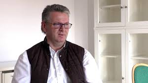 Exemplu plan de afaceri baza sportiva i. Cum Se RidicÄƒ O Afacere De Familie De La Carmangeria Din Curte La Strategia Oceanului Albastru Euractiv