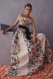 Guarda gli abiti lunghi per l'estate per il tuo outfit perfetto per una festa elegante o una cerimonia estiva. Pin Su Abiti Lunghi