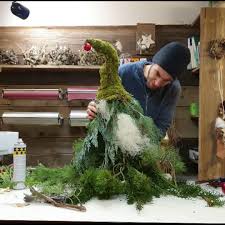 Diy windlicht mit heidekraut selber machen. Wichtel Tannengrun Und Moos Diy Video Deko Draussen Weihnachten Dekoration Weihnachten Draussen Basteln Weihnachten