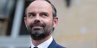 Edouard philippe, agnès buzyn and olivier véran are accused of abstaining from fighting a disaster. Edouard Philippe Decore Par Macron Au Cours D Une Ceremonie Chaleureuse Et Tres Politique