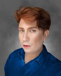 Sobre a profissão: Ser maquiador é desenhar o invisível. É dar forma à  emoção, cor ao silêncio e rosto à imaginação. Entre pincéis e pigmentos, há  um ritual, um toque que traduz