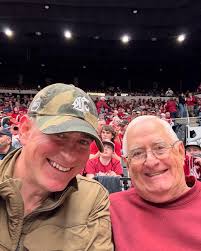 Hey Cougs, just met Congressional staffer Savannah Rogers who introduced  herself and used to be WSU student body President and who is going to  dinner tonight with WSU alumnus David Winsor who