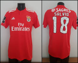 Exclusivo para assinantes andré almeida, o canivete suíço que é hoje uma referência do benfica. Benfica Home Football Shirt 2018 2019 Sponsored By Emirates