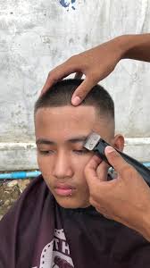 Buzzcut ဆံပင်ပုံစံ မျက်နှာဝိုင်း