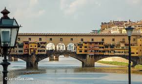 Zum palazzo vecchio fielen dan brown nur nackte ein. Die Drei Alten Brucken Von Florenz Zentrum Uber Den Arno
