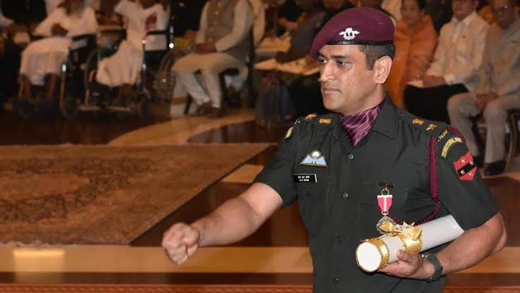 MS Dhoni receives Padma Bhushan, impresses all in army uniform | Cricket