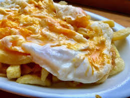 Huevos estrellados or huevos rotos is any of a number of dishes involving eggs fried in a large amount of olive oil or any other oil. Los Huevos Rotos Broken Eggs Espanoles Y La Pifia De The New York Times Blog Gastronotas De Capel El Pais