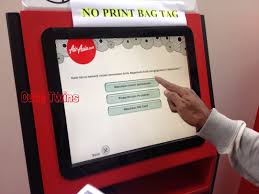Air asia is one airline that is best and low fared across the world that performs its functions from the hub at kuala lumpur international airport in malaysia. Kembar Imut Jalan Jalan Cara Self Check In Air Asia Melalui Kiosk Di Bandara