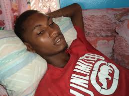 Envenenado con una cerveza...El Joven Rodney Julias, conocido como "Vegas"  de 22 años de edad y con domicilio en el Barrio Beholden, se encuentra en  recuperacion luego de sufrir envenenamiento en una