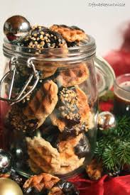 Weihnachtliche Waffelkekse Spekulatiusgewurz Im Waffeleisen Rezept Waffelkekse Rezept Kekse Lebensmittel Essen