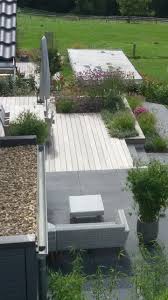 Garten Schone Kombination Von Holz Und Stein Und Blumenbeet Holzterasse Garten Vorgarten Vorgarten Gestalten