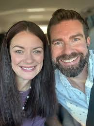 Sara Thorpe's Instagram, Twitter & Facebook