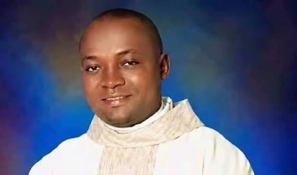 A US-based Nigerian Catholic priest dies by suicide in Massachusetts days  after being directed to return to Nigeria despite expressing fears for his  safety. http://ow.ly/ebXJ106B28E