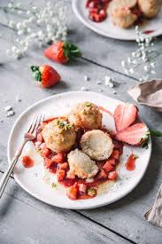 Gesunde Quarkknodel Mit Erdbeeren Rezept Quark Knodel Lebensmittel Essen Knodel