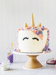 An easy rainbow unicorn cake that's soooo cute! Rainbow Unicorn Cake Hummingbird High