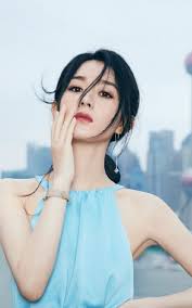 Dù giàu có nhờ nhiều năm tham gia diễn xuất nhưng cô tiêu tiền rất có kế hoạch vì từng sống. Triá»‡u Lá»‡ DÄ©nh Qua Xá»©ng Ä'ang Vá»›i Danh XÆ°ng Ná»¯ Hoang Rating