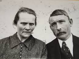 Nókur ár áðrenn eg byrjaði Facebook bólkin, "Gamlar Myndir av Toftum, Nes  Sókn, spurdi eg Ingvald og Kirstin um at lána nakrar av teirra gomlu myndum  frá øllum teirra túrum til Føroyar.