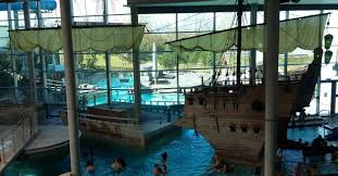 Trichterrutsche Und Piratenschiffe Titania Therme In Neusass Therme Reisen Ferien Mit Kindern