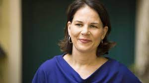 Die partei will an diesem montag festlegen, wer von den beiden im rennen um das kanzleramt bei der bundestagswahl im herbst antritt. Grunen Chefin Annalena Baerbock Sommerreise Im Zeichen Des Sozialen Zusammenhalts Archiv