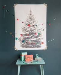 Natal selalu identik dengan pohon natal yang terbuat dari pohon cemara yang berwarna hijau. 18 Kreasi Pohon Natal Selain Cemara Yang Bisa Kamu Tempel Di Dinding Kamarmu Semuanya Unik Dan Lucu